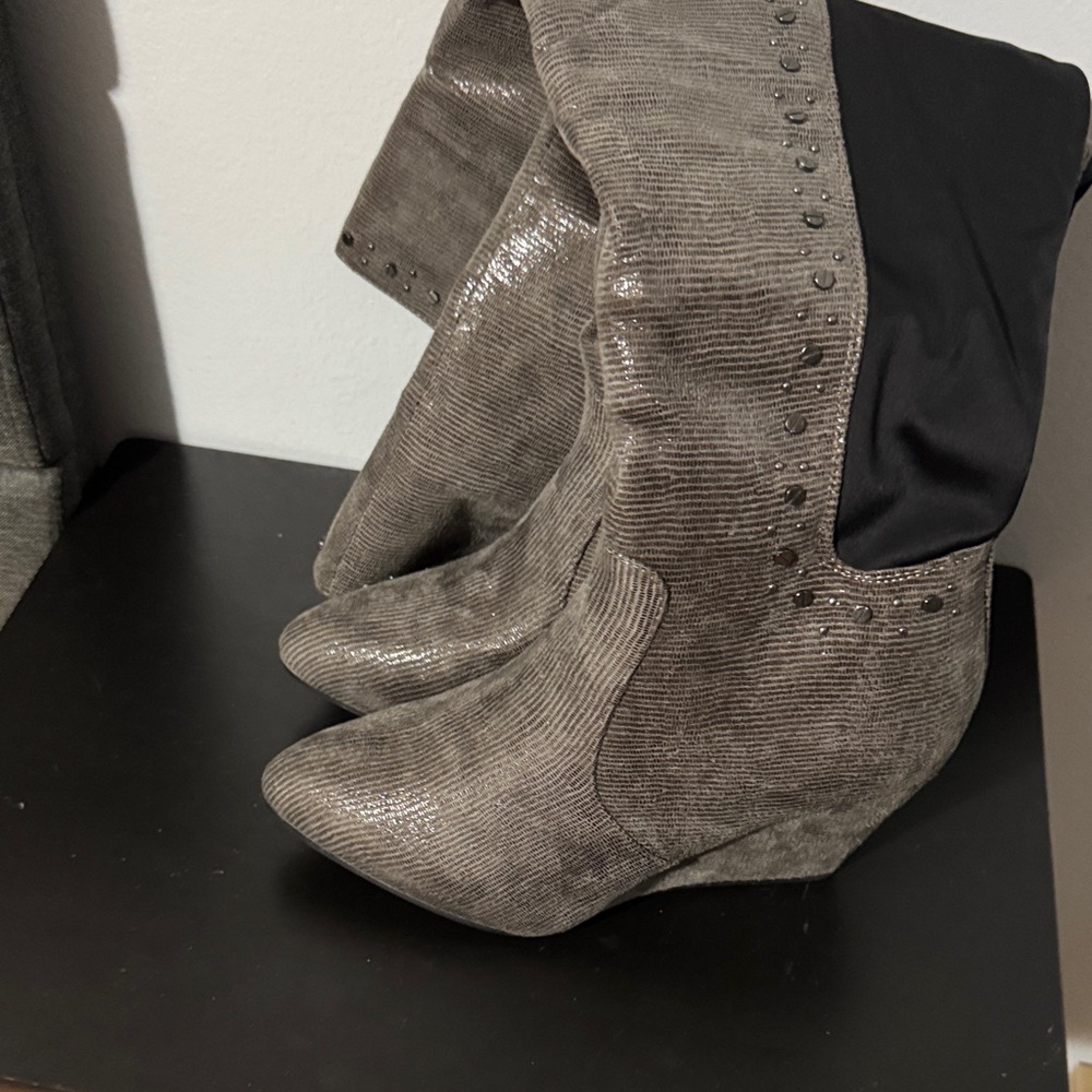 Plus Size Stylish Gray Wedge Boots
